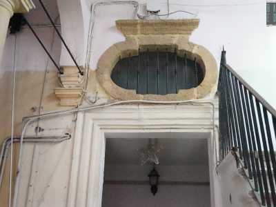 Continuiamo a salire. Un rosone tondeggiante sormontato da un piccolo architrave in pietra svetta sulla sporca parete di fronte a noi: ecco un�altra traccia superstite dell�antico convento